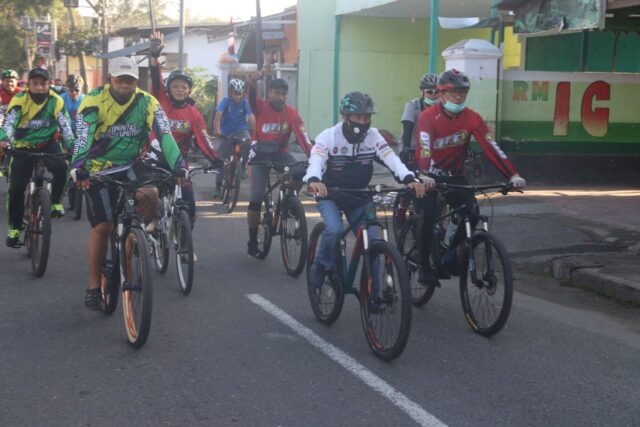 Bupati Nelson Bersepeda Santai  Bersama Komunitas  Sepeda  di 